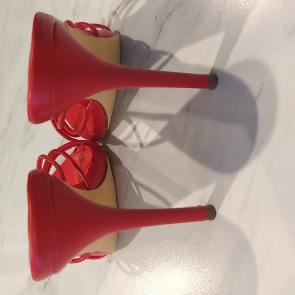 SOLD! RED heel size 7.5 - Picture 3 of 6